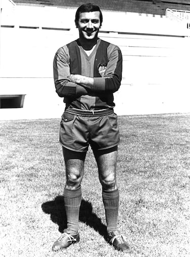 Calpe tuvo dos etapas en el Levante (1962–1965, 1971–1975) la primera como joven promesa y la segunda como veterano que regresaba para cerrar su carrera. En ambas fue un pilar defensivo, destacando por su liderazgo y compromiso. En su segunda etapa, se convirtió en capitán y referente del vestuario, ayudando a formar a los más jóvenes y dejando una huella imborrable en el club.