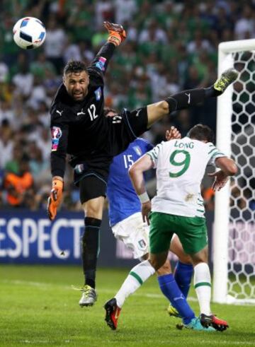 Sirigu trata de atrapar el balón. 