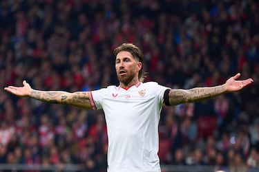 El defensa del Sevilla de 37 años tiene contrato con el Sevilla hasta junio de 2024. 