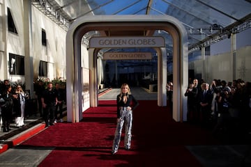 FILE PHOTO: Nikki Glaser poses on the red carpet at the Beverly Hilton to kick off Hollywood's award season, in Beverly Hills, California, U.S., January 2, 2025. REUTERS/Daniel Cole/File Photo