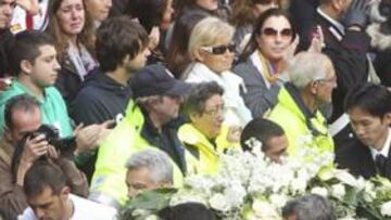 <b>UNO DE LOS NUESTROS. </b>Paolo y Martina, el padre y la hermana de Marco, se abrazan ante el féretro de su hijo acompañados de la multitud que rindió tributo al guerrero caído.