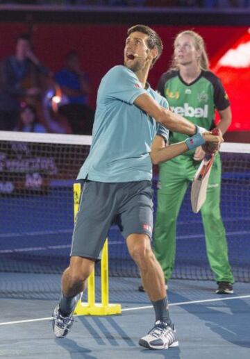 El seis veces campe車n del Abierto de Australia, Novak Djokovic, ha presentado un espect芍culo de tenis y entretenimiento en v赤speras del primer Grand Slam del a?o en el Margaret Court Arena para recaudar fondos para su Fundaci車n, que apoya la educaci車n preescolar de calidad para los ni?os.