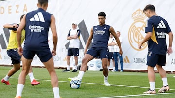 Jude Bellingham toca el balón en un rondón durante el entrenamiento matinal del tercer día de la pretemporada del Real Madrid.