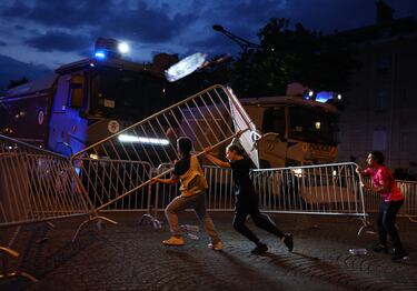Los seguidores del PSG se congregaron en masa en el centro de París tras la victoria por 5-0 ante el Inter. Las celebraciones incluyeron fuegos, bengalas y banderas.