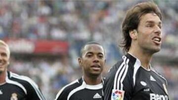 <B>UNO MÁS.</B> Van Nistelrooy volvió a marcar, esta vez de penalti, y suma ya 22 goles en Liga.