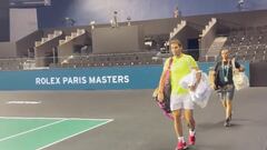 El tenista español Rafa Nadal llega a las pistas de entrenamiento del Masters 1.000 de París.
