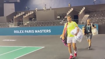 El tenista español Rafa Nadal llega a las pistas de entrenamiento del Masters 1.000 de París.