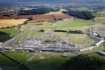 Silverstone y la F1 caminan de la mano porque fue all赤 donde se inici車 el Mundial el 13 de mayo de 1950 y a迆n es un fijo cada temporada. Desde 1987 es el 迆nico hogar del GP de Gran Breta?a (antes se intercal車 con Aintree y Brands Hatch), tiene una de las sucesiones de curvas m芍s conocidas y dif赤ciles con Maggots y Becketts, y en 2010 estren車 trazado y zona de paddock con 'The Wing' (El ala). En 2013 se vivi車 una de sus carreras m芍s delicadas con el 'Pirelligate': los neum芍ticos estallaban sin previo aviso. En 2020 tuvo doblete (tambi谷n celebr車 el GP del 70? aniversario).