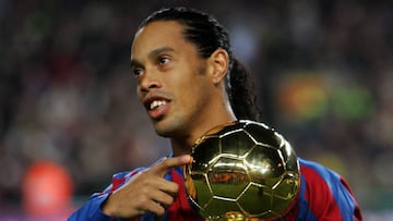 Barcelona&#039;s Brazlian soccer player Ronaldinho shows his Ballon d&#039;Or (Golden Ball) award, as European Footballer of the Year, before their Spanish First Division soccer match against Sevilla at Nou Camp Stadium in Barcelona, Spain December 11, 20