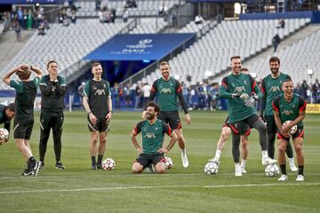 Entrenamiento del Real Madrid en el Stade de France. Mohamed Salah, Jordan Henderson, Adrian Alisson Becker y Thiagto Alcántara.