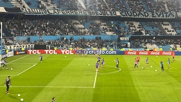 Arturo Vidal entró a la cancha del Cilindro y los hinchas de Racing lo recibieron así: el chileno respondió