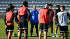 Jos&eacute; Alberto y varios de sus jugadores, en un entrenamiento.