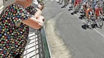 <b>MUCHA EXPECTACIÓN. </b>Numerosos aficionados siguieron ayer el paso de la carrera entre Córdoba y Puertollano.