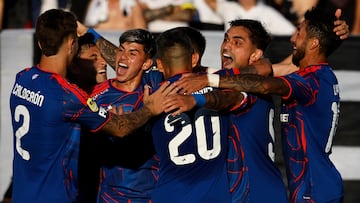 Futbol, Colo Colo vs Universidad de Chile.
Fecha 5, Liga de Primera 2026.
Los jugadores de Universidad de Chile celebran tras marcar un gol contra Colo Colo durante el partido de primera division disputado en el estadio Monumenatal de Santiago, Chile.
01/03/2026
Andres Pina/Photosport
Football, Colo Colo vs Universidad de Chile.
5th turn, 2026 First Division League.
Universidad de Chile players celebrate after scoring against Colo Colo during a first division match at Monumental stadium in Santiago, Chile.
01/03/2026
Andres Pina/Photosport