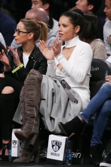 Adriana Lima, durante el Brooklyn Nets-Los Angeles Lakers.