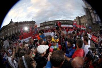 El ciclista del equipo Tinkoff Saxo, Alberto Contador, atiende a la prensa tras proclamarse vencedor de la Vuelta Ciclista a España 2014, hoy en Santiago de Compostela