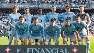 La alineación inicial del Celta posa en los prolegómenos del partido contra el Mallorca en Balaídos.
