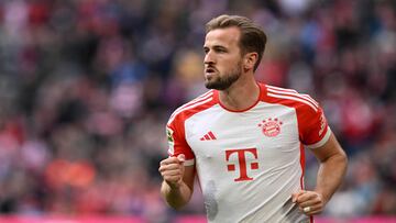 Harry Kane celebrating his Bundesliga Player of the Season award