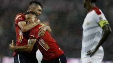 Torres y Arias, abrazo de gol entre dos figuras del Poderoso.