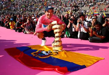 Richard Carapaz ya es un Grande del ciclismo. El ecuatoriano ha ganado la primera Gran Vuelta de su carrera deportiva tras subir a lo más alto del podio en el Giro de Italia 2019.

