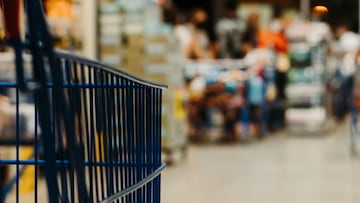Adi¨®s a la moneda del carrito en el supermercado: as¨ª es la tecnolog¨ªa para coger los carros de la compra