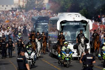 Cientos de seguidores se concentraron para recibir el autobús del Real Madrid antes del partido contra el Manchester City.