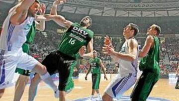 <b>INSUFICIENTE. </b>Reyes, que pugna con Sonseca en la foto, cumplió en rebotes, pero el Madrid acumuló 21 pérdidas de balón.