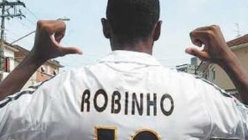 <b>'ROBINHOMANIA'. </b>La 'Torcida' ya posa con la que será la nueva indumentaria de Robinho en el Madrid.