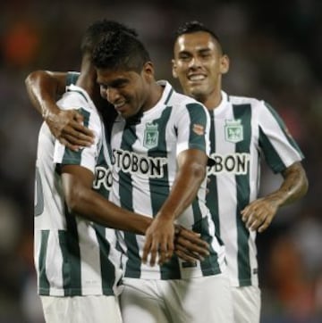 Luis Carlos Ruiz (derecha) abraza a Jonathan Copete, autor del primer gol de Nacional.