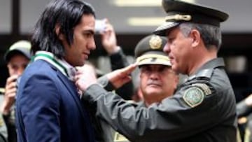 El futbolista colombiano Radamel Falcao Garc&iacute;a recibiendo la condecoraci&oacute;n al m&eacute;rito ciudadano de la Polic&iacute;a Nacional de manos del director de la Polic&iacute;a Nacional, general Jos&eacute; Roberto Le&oacute;n Ria&ntilde;o, en Bogot&aacute; (Colombia).