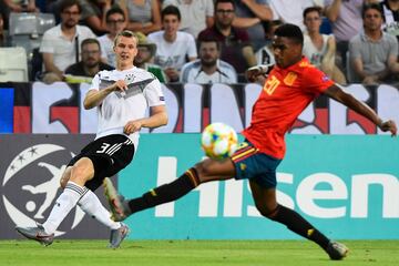 Lukas Klostermann y Junior Firpo.