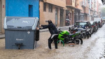 Un hombre evita que un contenedor se desplace por las inundaciones provocadas por la lluvia, a 21 de septiembre de 2024, en Zaragoza, Aragón (España). Las precipitaciones han provocado afecciones en el tráfico y en el transporte público de la capital aragonesa. Además, la lluvia ha generado balsas de agua acumulada y pequeñas inundaciones. Los Bomberos de Zaragoza han actuado en numerosos puntos, ayudados también por FCC para liberar registros de alcantarillado y favorecer la evacuación de agua.
21 SEPTIEMBRE 2024;AGUA;INUNDACIONES;PRECIPITACIONES;LLUVIA
Marcos Cebrián / Europa Press
21/09/2024