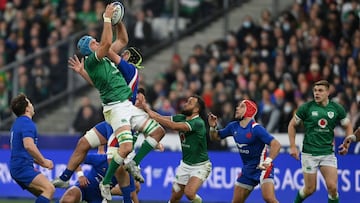 PARIS, FRANCE - FEBRUARY 12: Tadhg Beirne of Ireland and Gregory Alldritt of France reach for the ball during the Guinness Six Nations match between France and Ireland at Stade de France on February 12, 2022 in Paris, France. (Photo by Mike Hewitt/Getty I