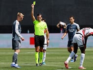 MADRID, 26/04/2026.- El árbitro muestra la amarilla al delantero de la Real Sociedad Orri Óskarsson (i) durante el partido de LaLiga entre el Rayo Vallecano y la Real Sociedad celebrado en el estadio de Vallecas enMadrid, este domingo. EFE/Mariscal