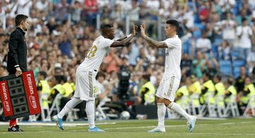 El jugador colombiano fue cambiado en el minuto 56 por Vinícius. En la salida, James dirigió unas palabras a su entrenador Zidane.