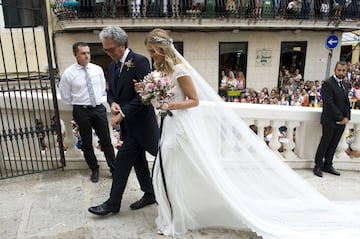 Almudena Cánovas entra del brazo de su padre a la iglesia de Santa María de Mahón, en el centro histórico de la ciudad de Mahón. 