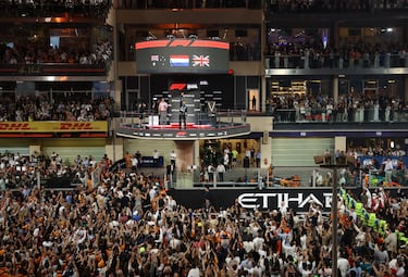Lando Norris de McLaren celebra en el podio tras convertirse en el campeón mundial de Fórmula Uno 2025.
