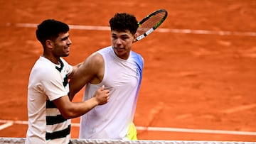 Carlos Alcaraz, con Ben Shelton al final de su partido en Roland Garros.
