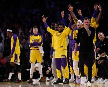 Celebración del banquillo de Los Angeles Lakers.