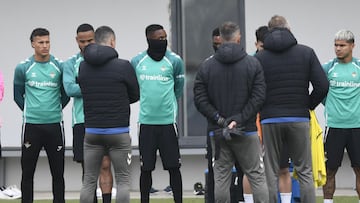 Bakambu, con sus compañeros.