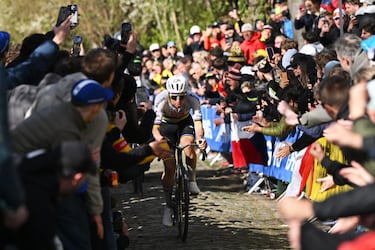 Pogacar, en solitario, en uno de los tramos adoquinados.