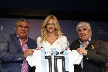 Victoria Lopyreva embajadora del Mundial Rusia 2018. 
Rueda de prensa en el Predio Julio Humberto Grondona con Claudio Tapia y Hugo Moyano, presidente y vicepresidente de la AFA respectivamente.