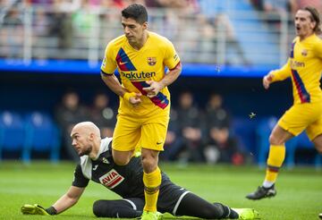 Gol anulado al delantero uruguayo del Barcelona Luis Su¨¢rez.