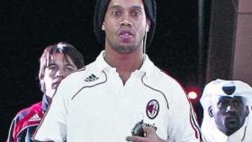 <b>NO BRILLA. </b>Ronaldinho, ayer a su llegada a Doha con el Milán.