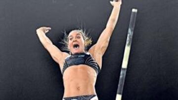 <b>POR TODO LO ALTO. </b>Isinbayeva festeja el récord mundial de pértiga nada más sobrepasar el listón.