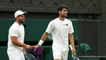 Álvaro Alcaraz, con su hermano Carlos en Wimbledon.