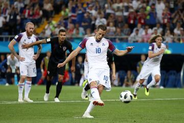 1-1. Gylfi Sigurdsson marcó de penalti el gol del empate.