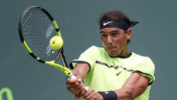 Rafa Nadal efectuando un golpeo durante la final ante Roger Federer en el Master 1.000 de Miami.