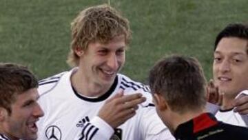<b>BUEN AMBIENTE. </b>Müller, Kiessling y Ozil bromean con el guardameta Butt en un entrenamiento.