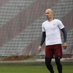 Lewandowski entrena sólo mientras estuvo la prensa